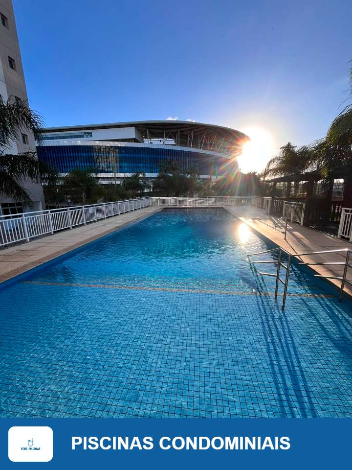Piscina de condomínio com vista para a arena, água cristalina ao entardecer