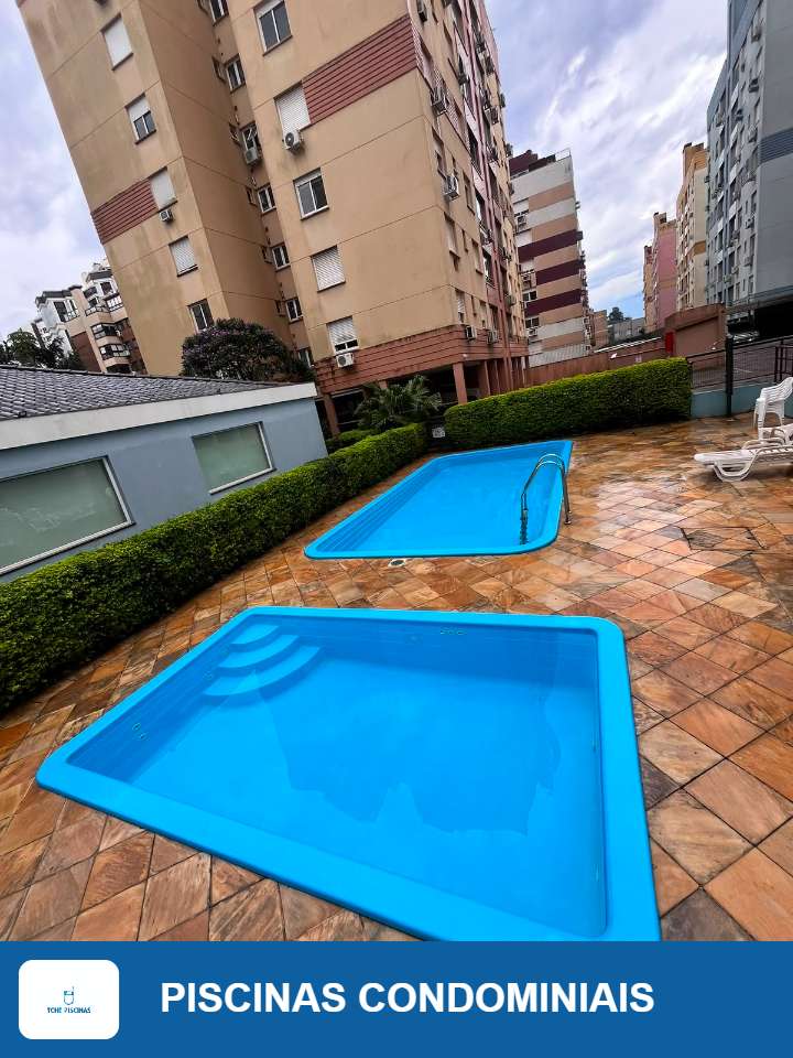 Piscinas de fibra em área comum de condomínio residencial