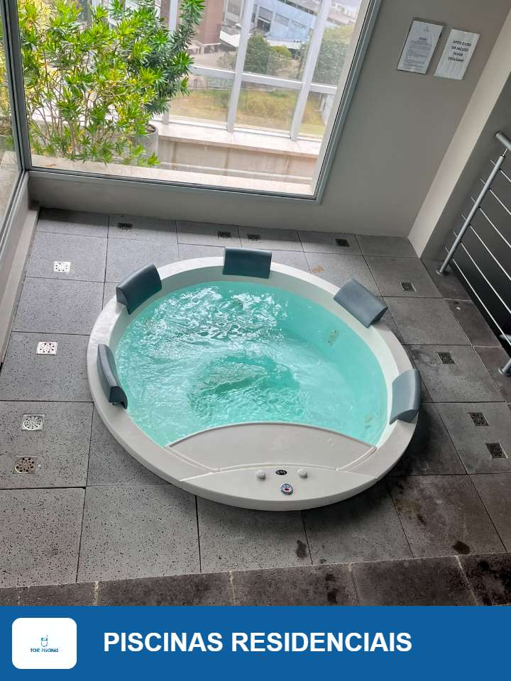Banheira de hidromassagem residencial com água tratada e cristalina